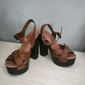 Candie's Brown Leather Chunky Platform Sandles Witj Brass Studs